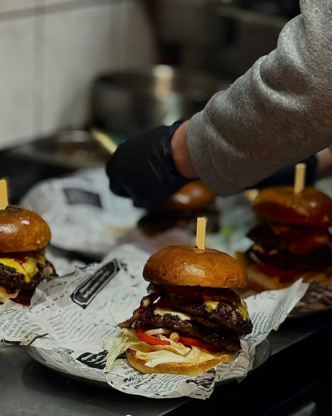Сборка бургеров TechnoBurger на кухне