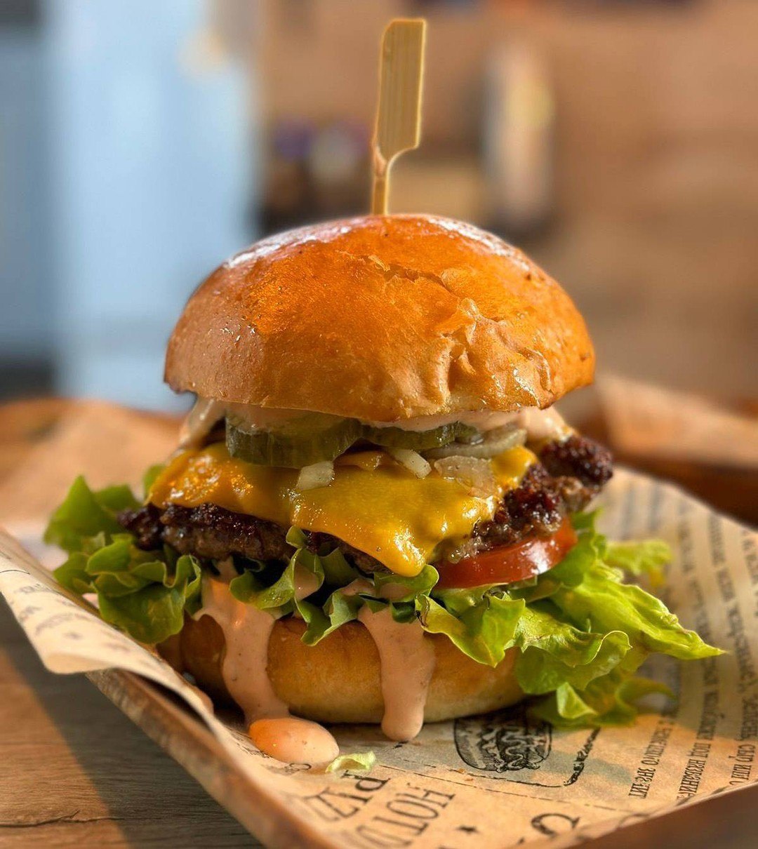 Большой сочный бургер TechnoBurger с сыром и соусом